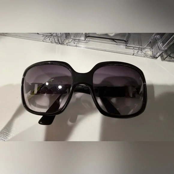 Fendi FS445 Black Quilted Sunglasses - Picture 3 of 9